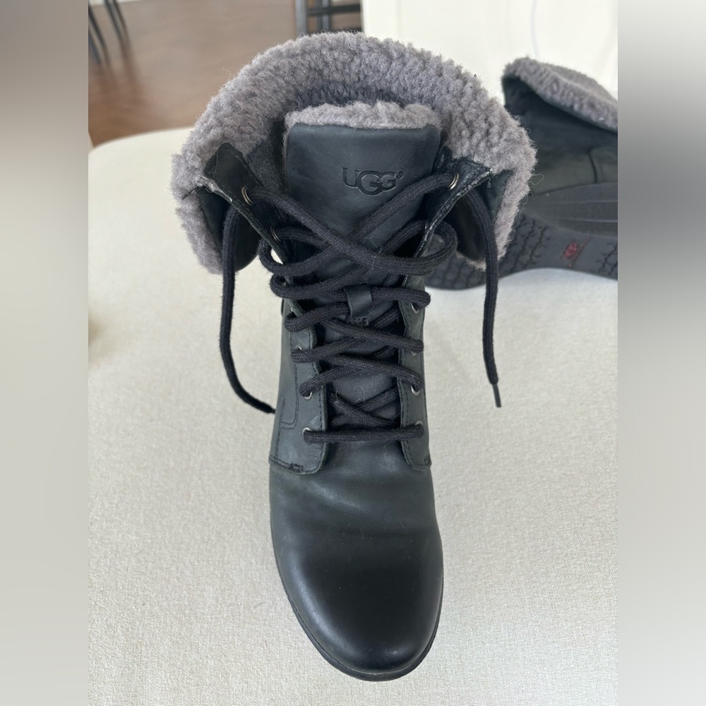 UGG waterproof leather shearling boots black 7 EUC - Picture 9 of 9